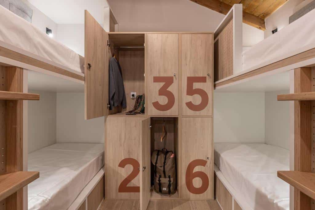 Dortoir de l'auberge de jeunesse Cats hostel Cordoba dans un ancien monastère de Cordoue.