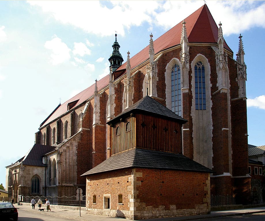 L'imposante silhouette de l'église Sainte Catherine à Cracovie - Photo de Jakub Hałun