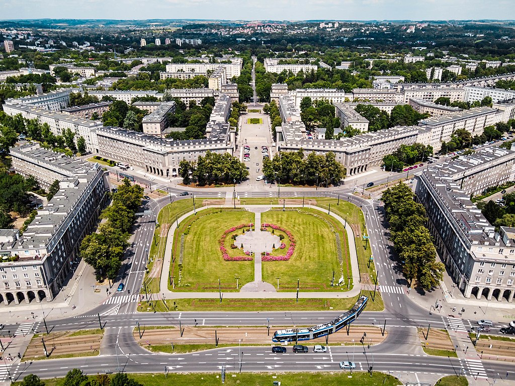 Plac Centralny au centre de l'organisation urbanistique de la Ville Nouvelle de Nowa Huta à Cracovie. Photo de Piotr Tomaszewski-Guillon dronographyapplied.com