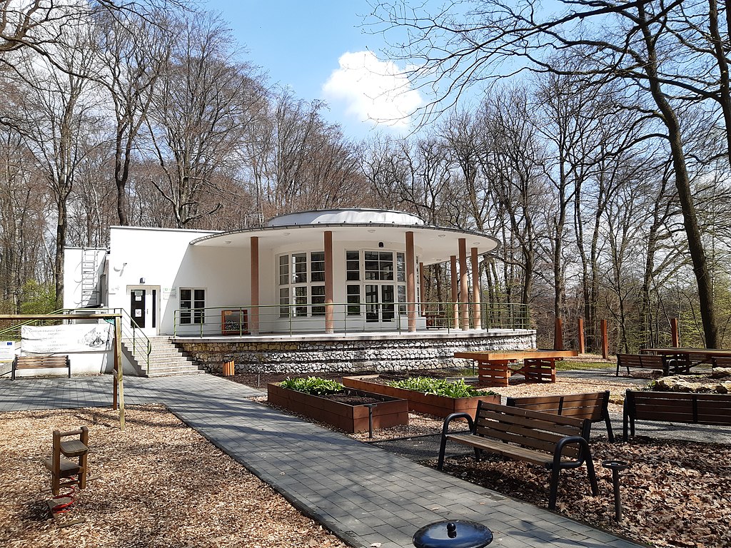 Architecture moderniste avec le Pavillon d'Okocim du bois Wolski - photo GBL plwik - Licence cc by sa 4.0