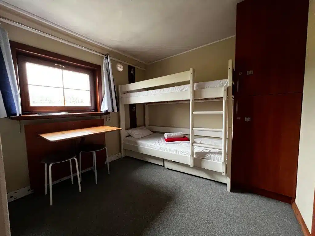 Dans une cabine de l'auberge sur l'eau The Boat Hostel Chill à Cracovie.