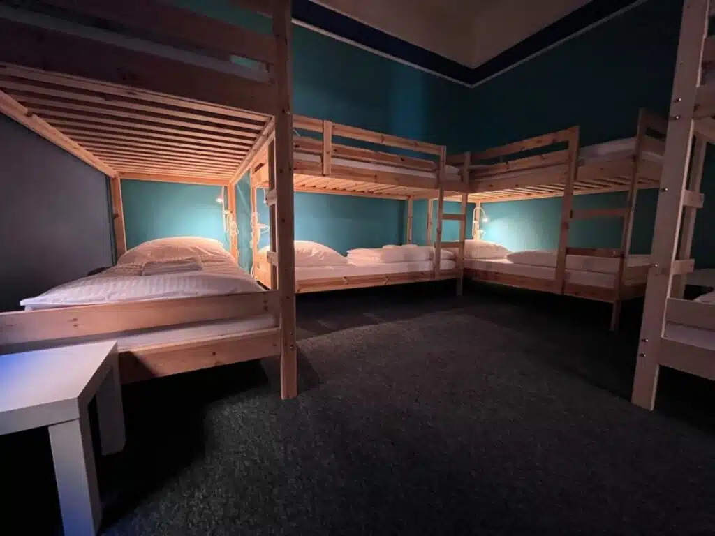 Dortoir de l'auberge de jeunesse Only Girls Space Hostel à Cracovie.