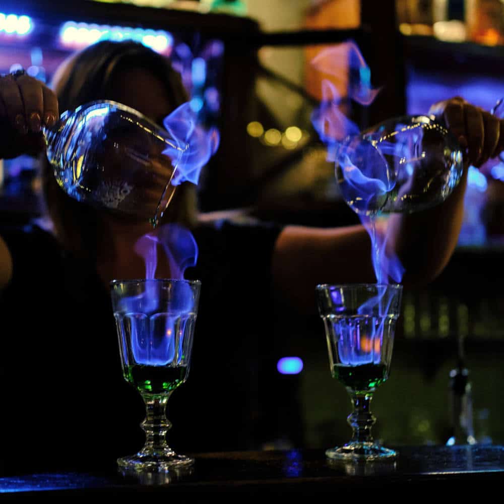 Rituel de l'absinthe à l'Absynt bar.