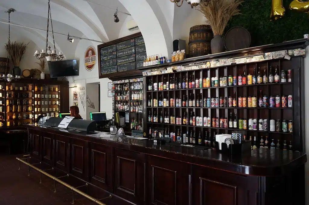 Dans le bar House of beers à Cracovie.