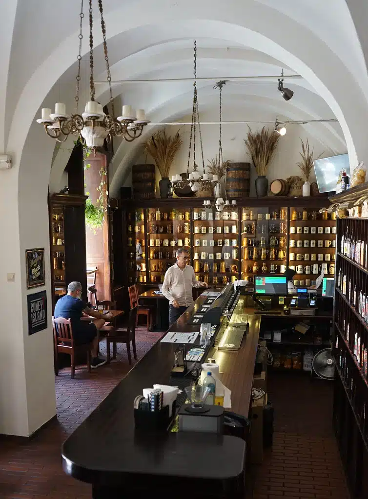 Dans le bar House of beers à Cracovie.