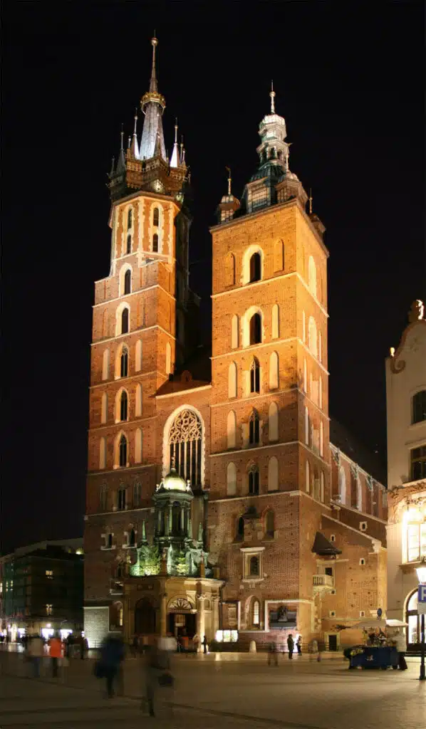 Eglise Sainte Marie de Cracovie à la nuit tombée - Photo de Mbak.melb
