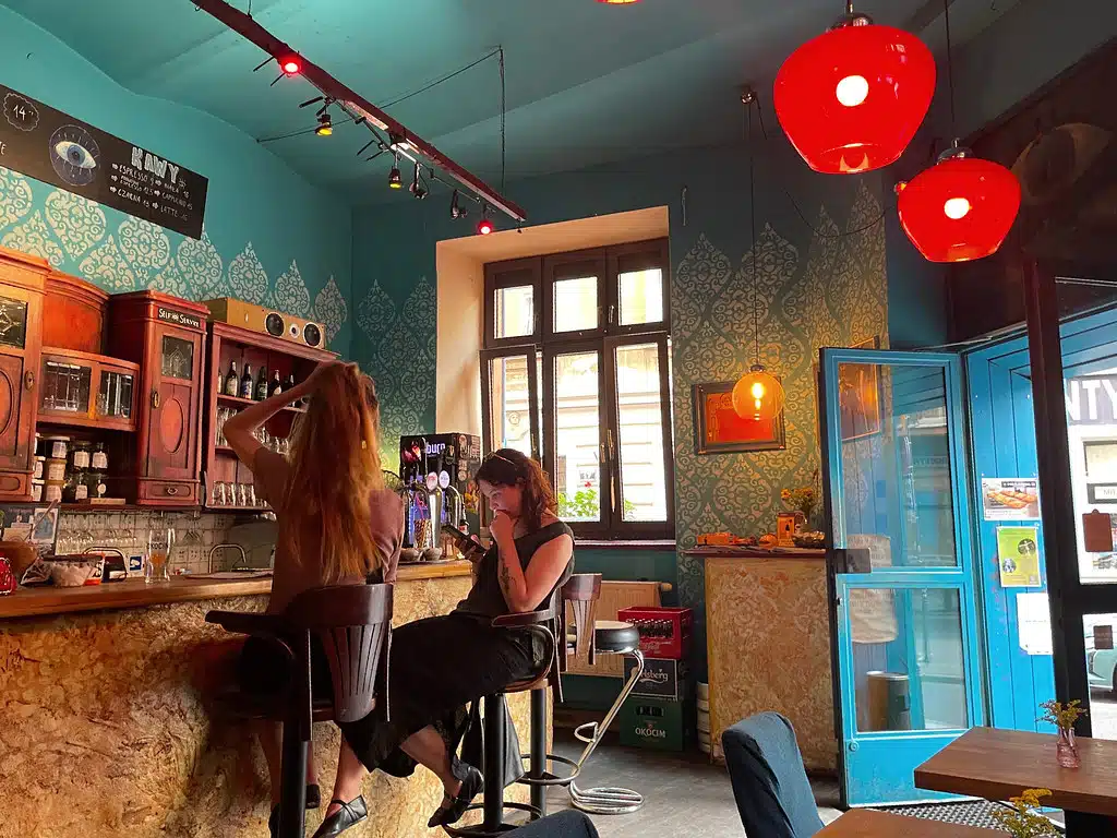 Dans le bar Café Szafé à Cracovie.