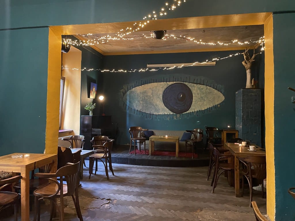 Salle fumeur du bar Café Szafé à Cracovie.