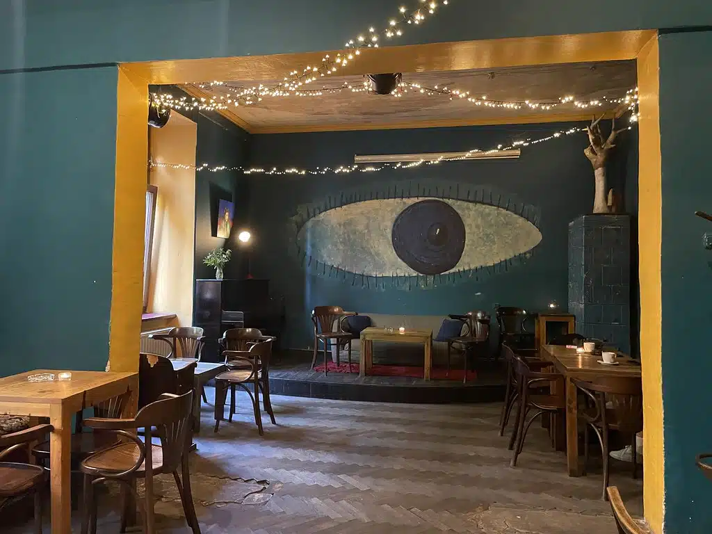 Salle fumeur du bar Café Szafé à Cracovie.