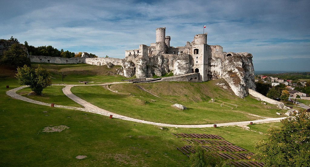 Chateaux des nids d'aigles entre Cracovie et Czestochowa, ici Ogrodzieniec -Photo de Lukasz Smigasiewicz - Licence ccbysa 3.0 PL