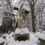 Cimetière Rakowicki à Cracovie : Art funéraire sous les arbres