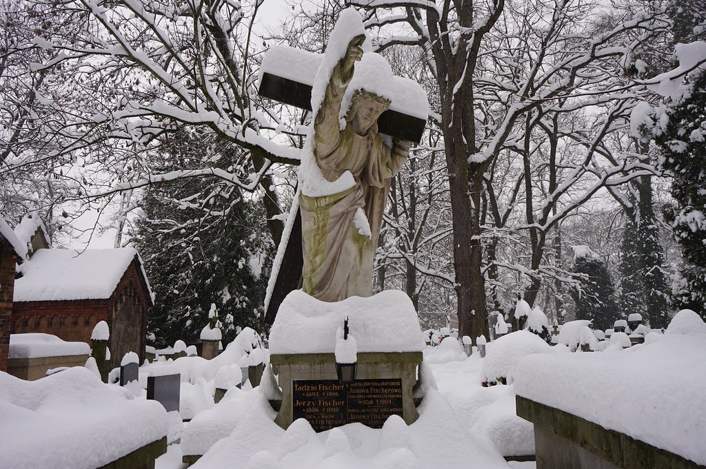 Cimetière Rakowicki à Cracovie sous la neige.
