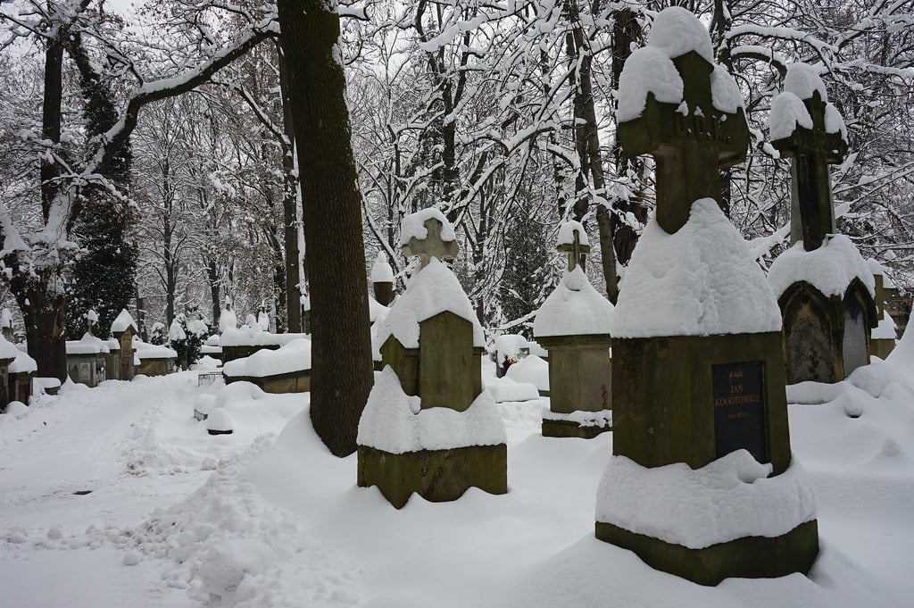 Cimetière Avec Des Bougies Sur Les Tombes. Pologne, Cracovie. Banque  D'Images et Photos Libres De Droits. Image 21763615