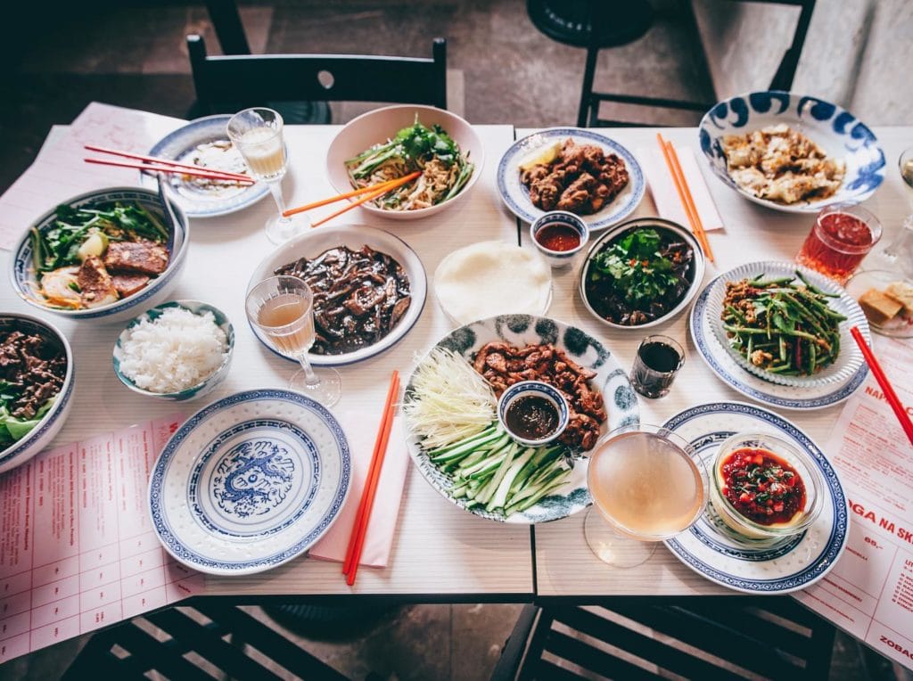 Cuisine du monde : Des plats de street food à partager dans le restaurant Wschod Bar à Cracovie.