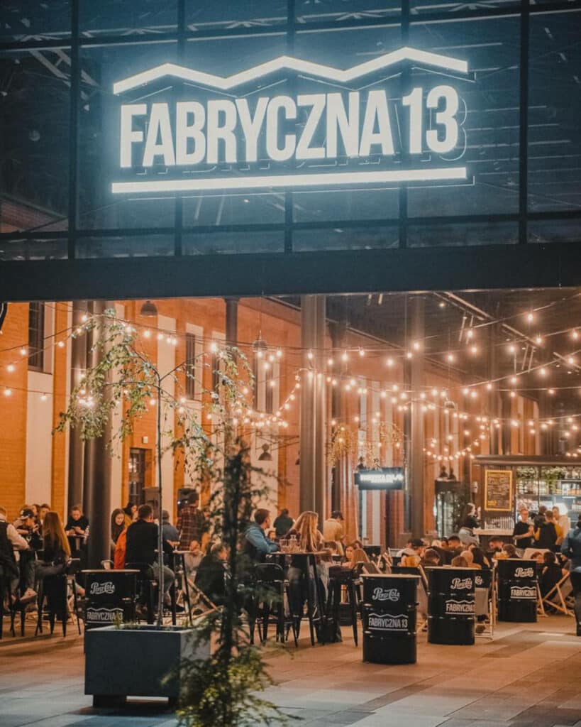 Fabryczna 13, pas un food hall mais de nombreuses options pour manger dans un ancien bâtiment industriel.