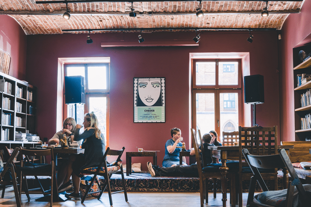 Café insolite : Café Cheder dans l'ancien quartier juif de Kazimierz à Cracovie.