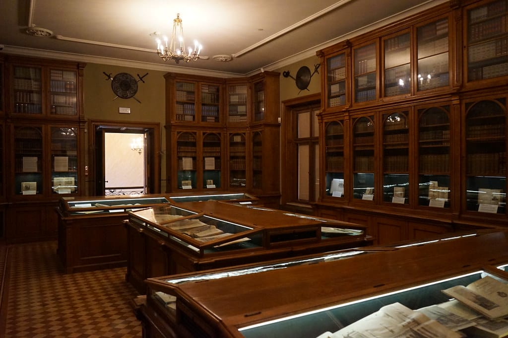 Salle dédiée aux imprimés et livres anciens du musée Emeryk Hutten-Czapski à Cracovie.