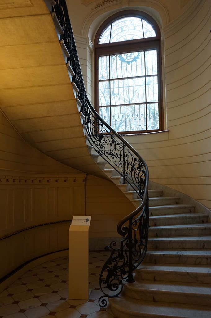 Escalier dans le musée Emeryk Hutten-Czapski à Cracovie.