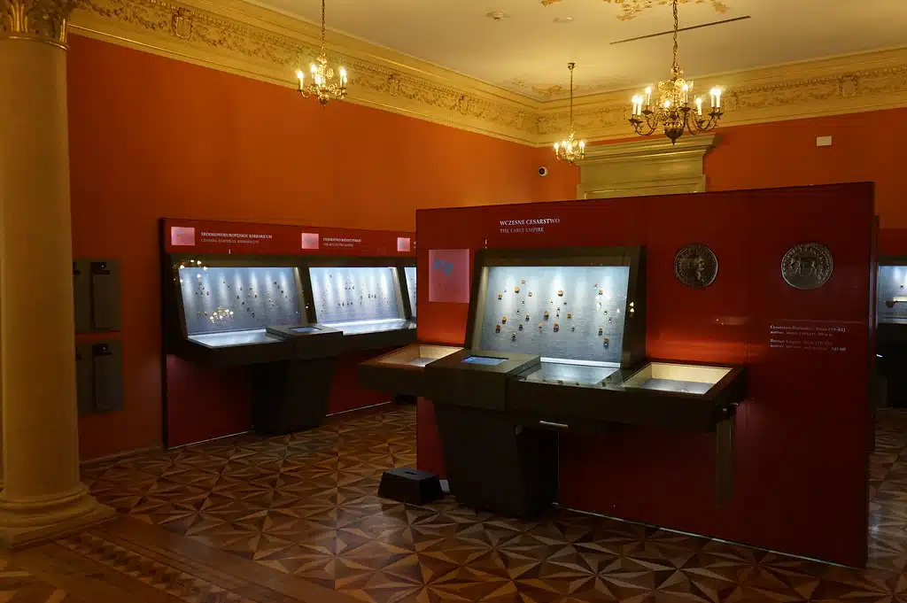 Dans le cabinet de numismatique du musée Emeryk Hutten-Czapski à Cracovie.