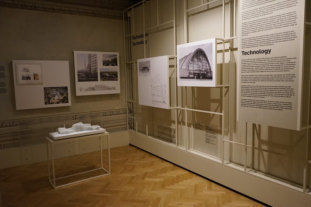 Dans le musée d'architecture et de design du 20e siècle de Cracovie.