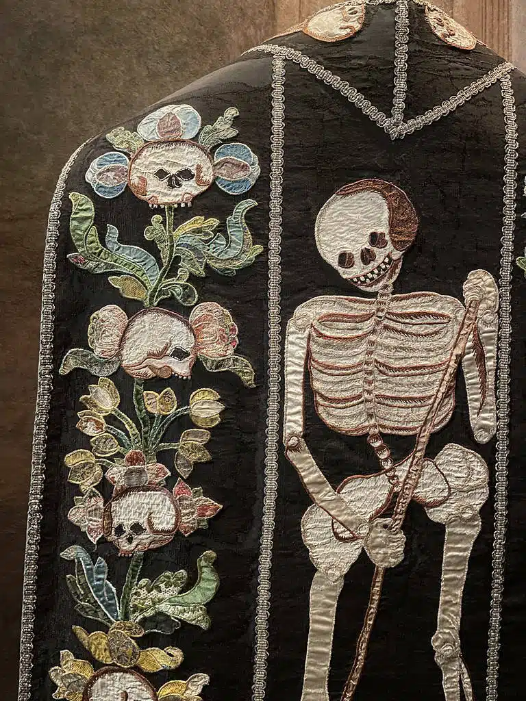 Chasuble pour les cérémonies funéraires au musée d'art sacré Ciolek à Cracovie.
