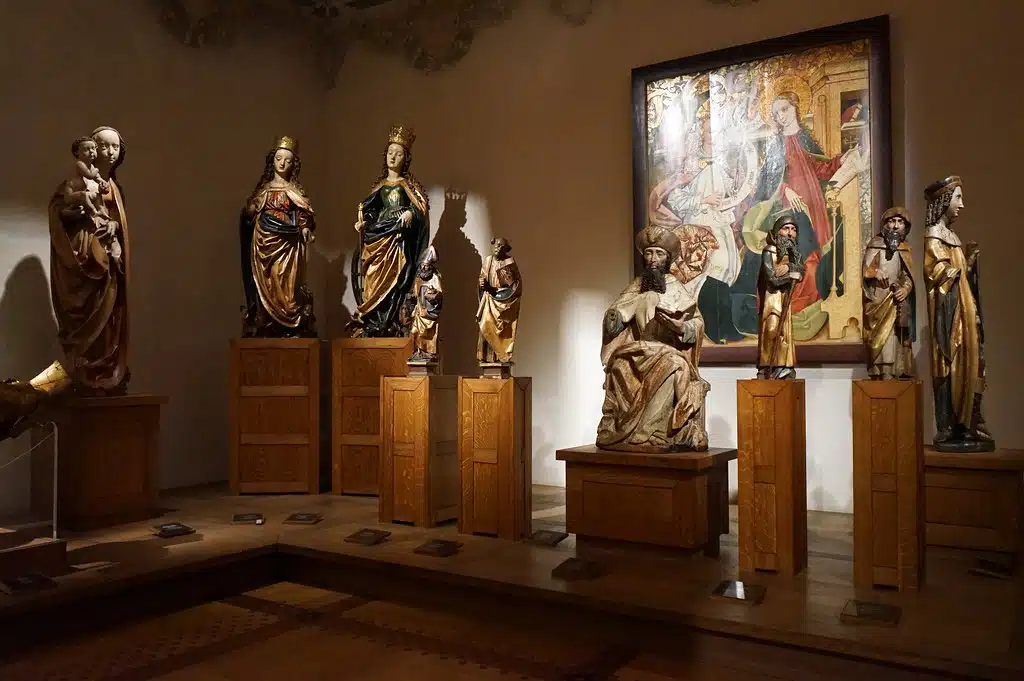 Sculptures gothiques au musée d'art sacré Ciolek à Cracovie.