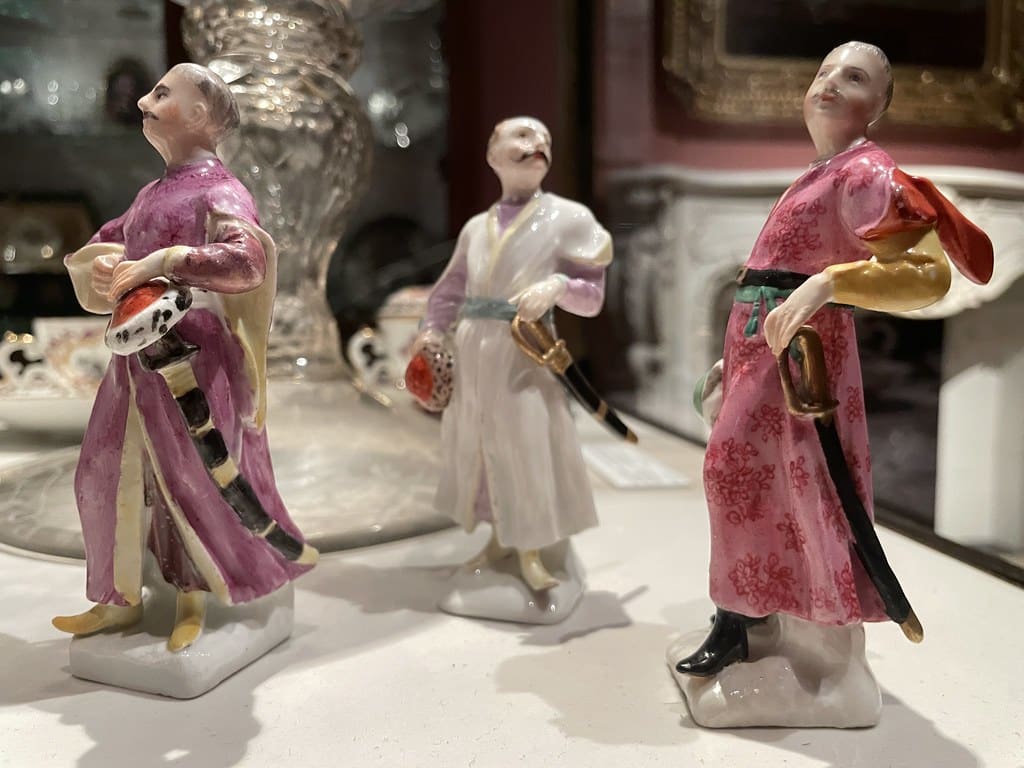 Figurines de nobles polonais en costume sarmate au Musée Czartoryski à Cracovie.