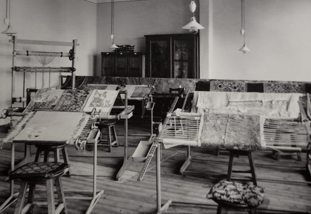 Atelier de batik à Cracovie dans les années 1920 au musée ethnographique de Cracovie.