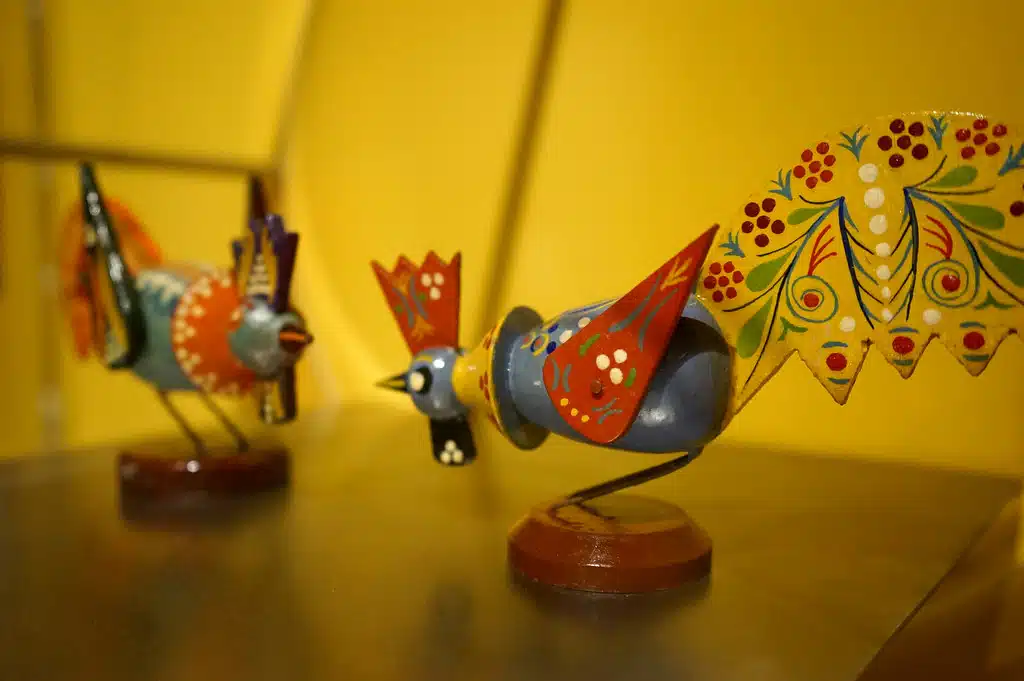 Combat de coqs (kogut signifie coq en polonais) au musée ethnographique de Cracovie. 