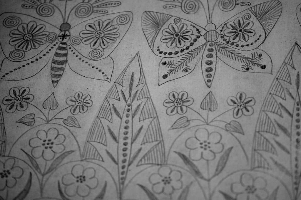 Motif folklorique avec fleurs et papillons au musée ethnographique de Cracovie.