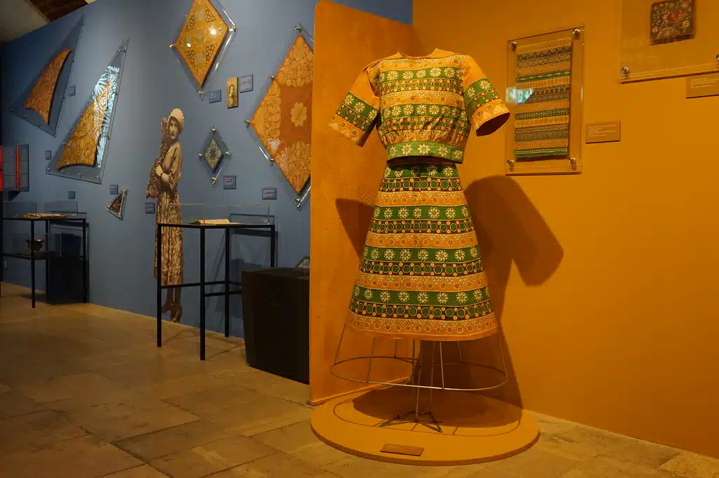 Robe imprimée en batik au musée ethnographique de Cracovie.