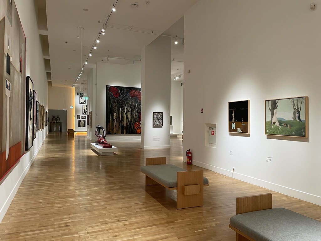 Salle d'exposition de la collection d'art moderne du Musée National de Cracovie.