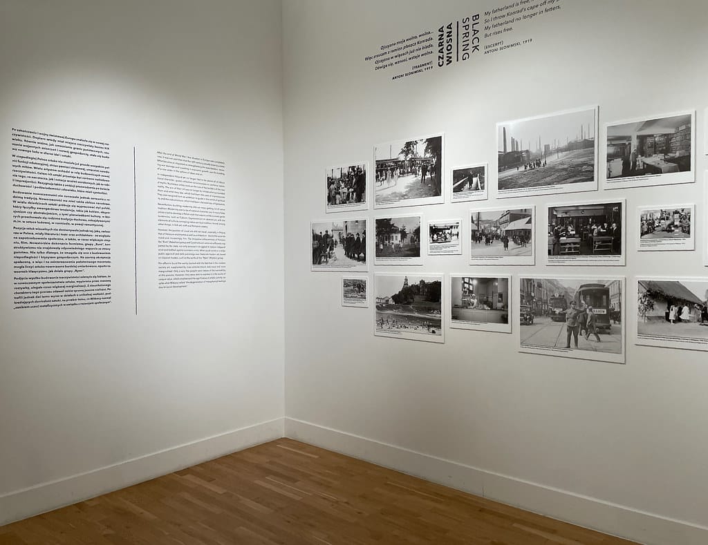 Contexte : Présentation d'une époque avec des textes et photos au Muzeum Narodowy de Cracovie.