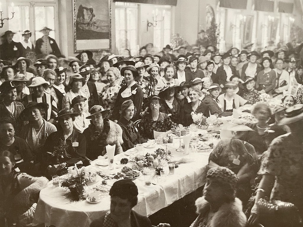 Contexte : Photo d'une assemblée de femmes diplomées à Cracovie en 1936.