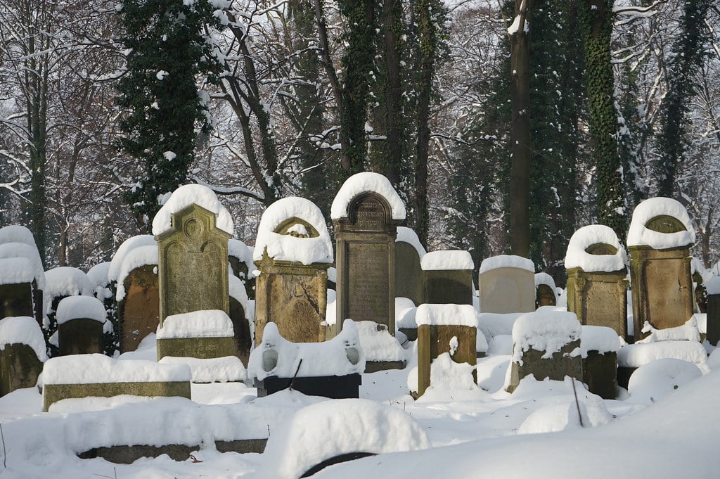 En hiver, dans le nouveau cimetière juif de Cracovie sous la neige.