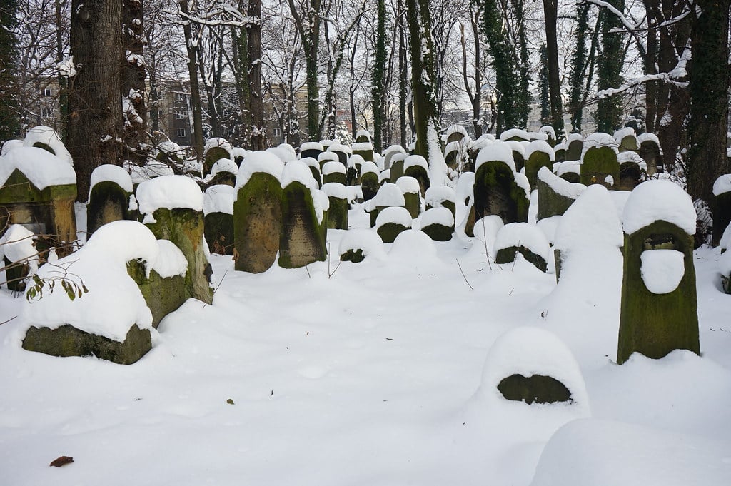 Nouveau cimetière juif de Cracovie sous la neige.