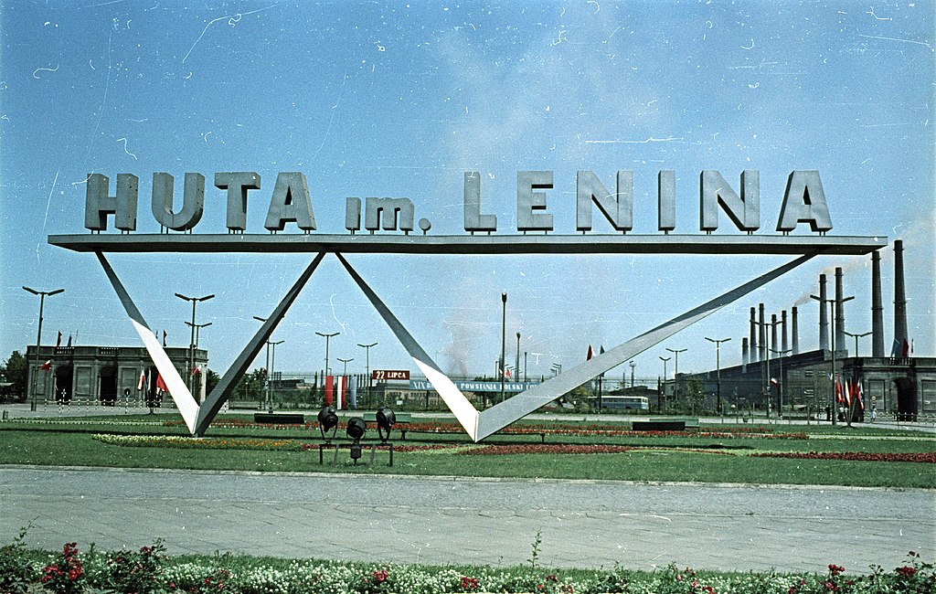 Entrée de l'usine sidérurgique Lénine à Nowa Huta, Cracovie. Après la chute du communisme, le site a été renommé. Photo Fortepan