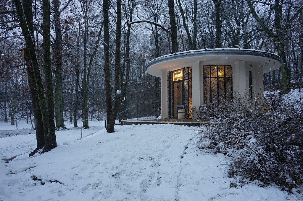 Café Mech dans le parc Bednarski à Cracovie.