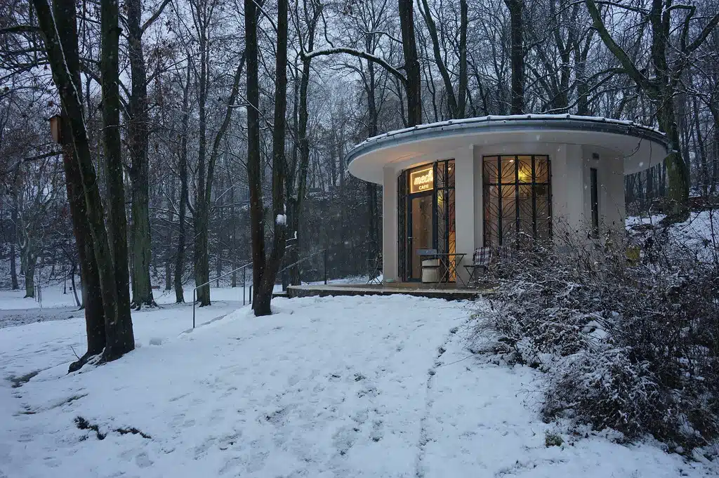 Café Mech dans le parc Bednarski à Cracovie.
