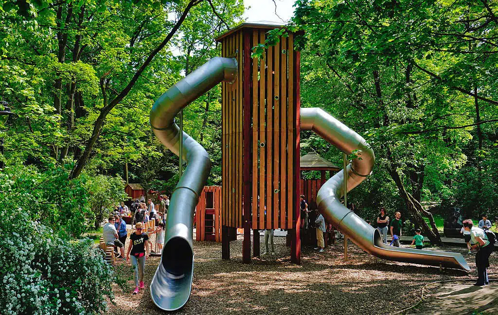 Terrain de jeux pour les enfants avec un toboggan XXL - Photo de Mach240390 - Licence ccby 4.0