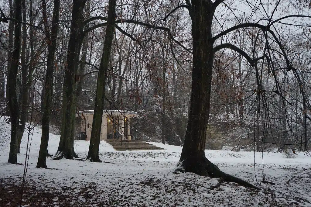 Vue sur le café dans le parc Bednarski à Cracovie.