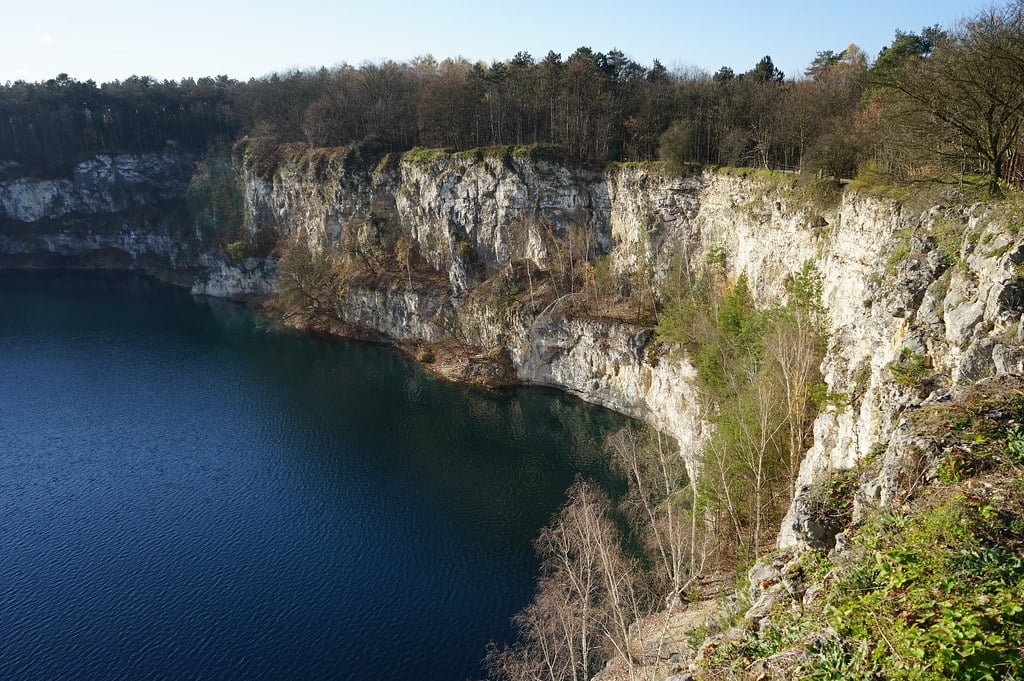 Falaise de l'ancienne mine de calcaire dans le parc Zakrzowek à Cracovie.