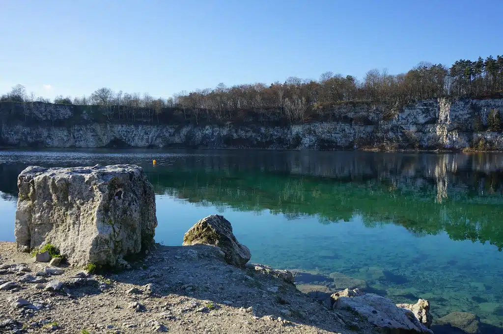 Eau turquoise du lac dans le parc Zakrzowek à Cracovie.