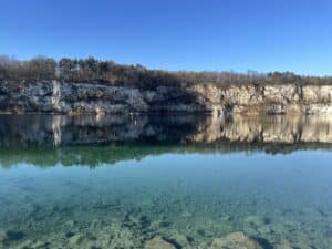 Parc de Zakrzówek à Cracovie : Balade et baignade dans un lac à l&rsquo;eau turquoise