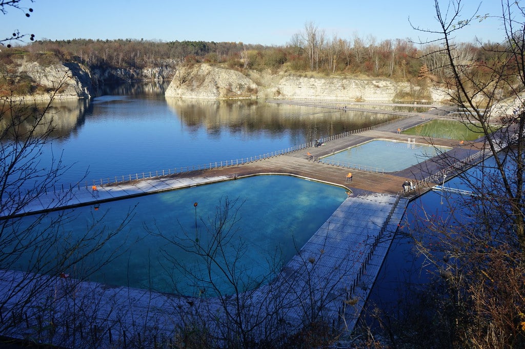 Piscine avec des bassins adaptés à différents publics sur le lac de Zakrzowek à Cracovie.