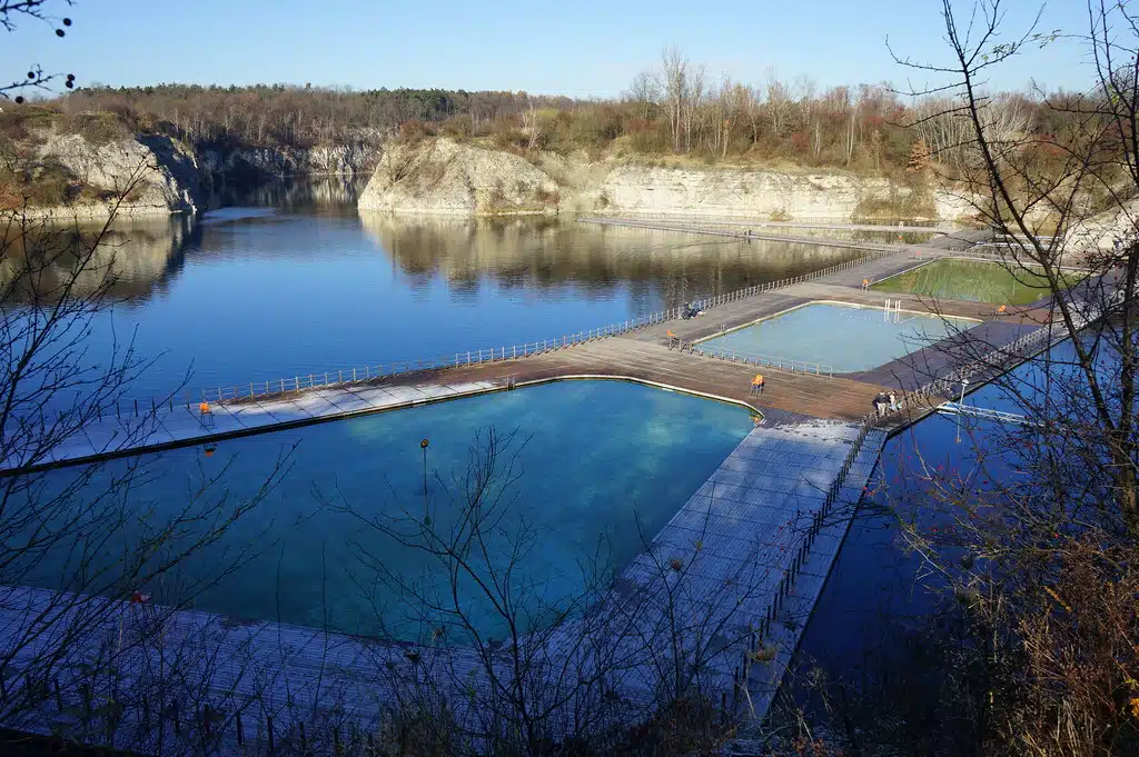 Piscine avec des bassins adaptés à différents publics sur le lac de Zakrzowek à Cracovie.