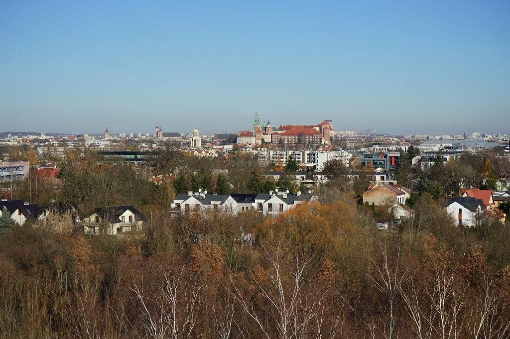Vue sur le Chateau de Wawel depuis les hauteurs du parc de Zakrzowek à Cracovie.