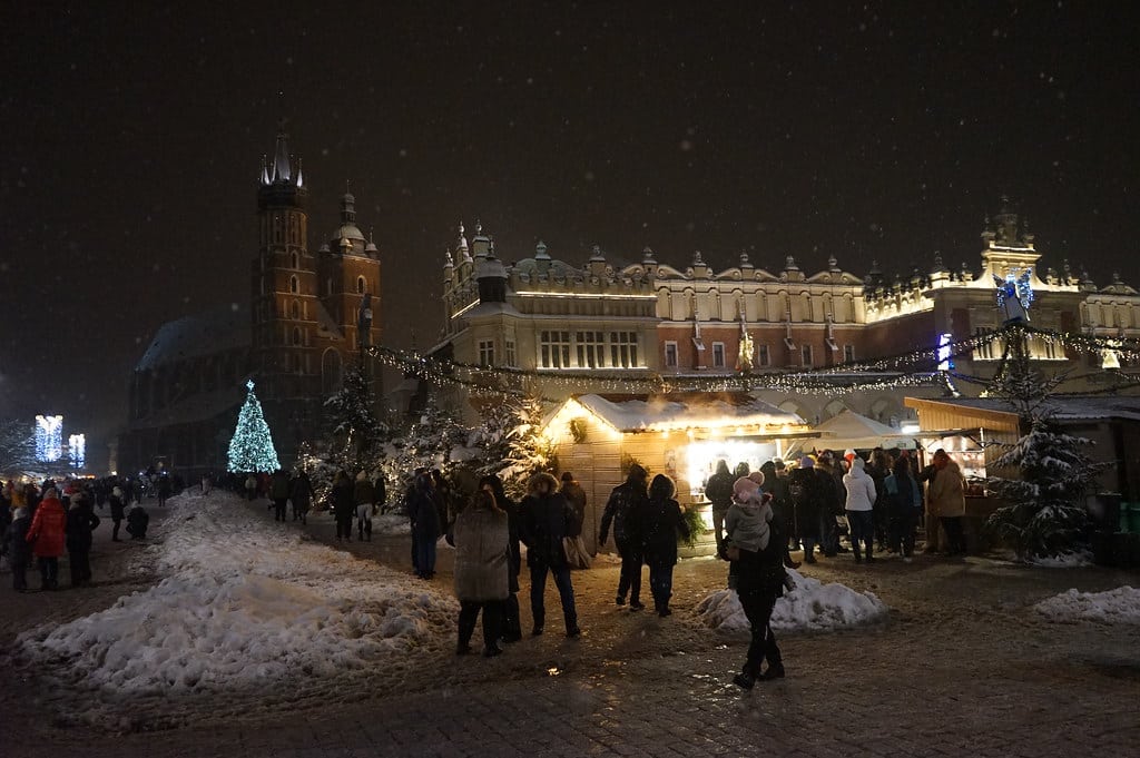 Place du Rynek à Cracovie en hiver.