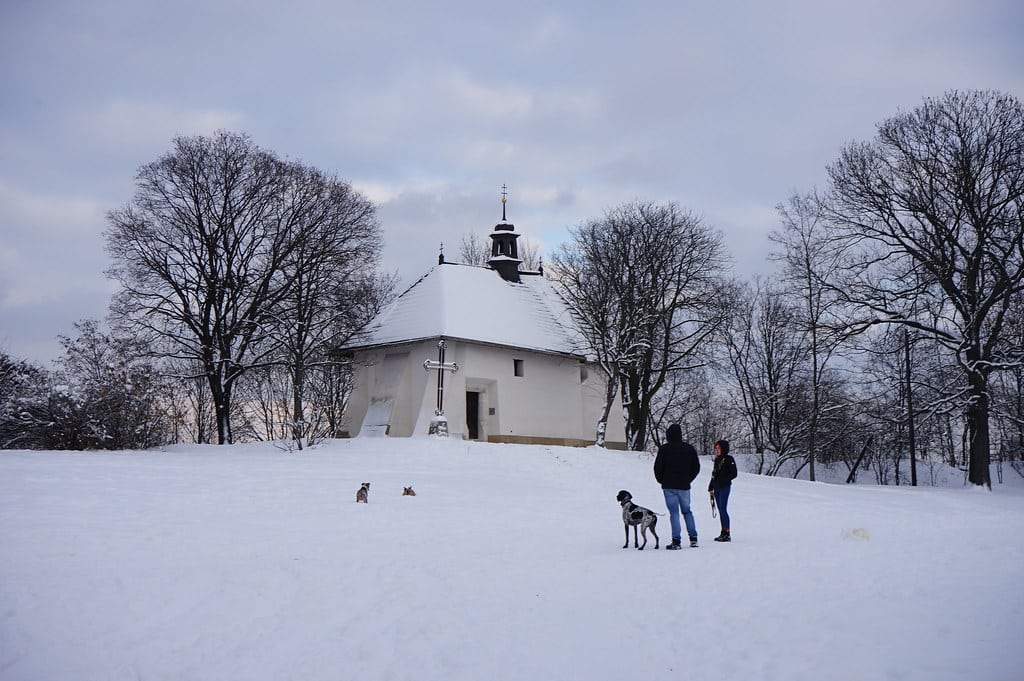 Cracovie sous la neige: Chapelle sur les hauteurs du quartier de Podgorze.