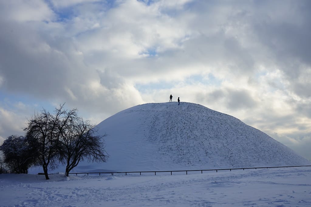 Hiver à Cracovie : Tertre de Krakus recouvert de neige.